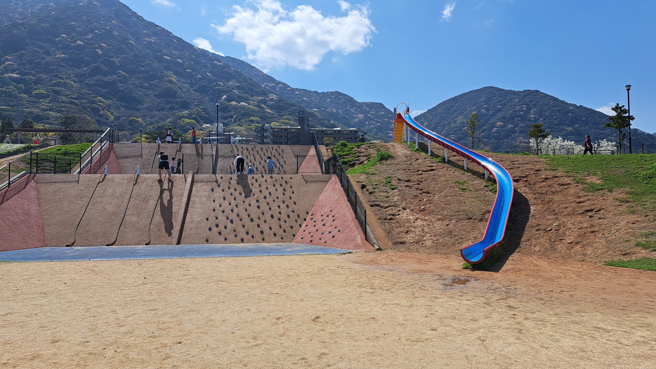 大里公園 大型滑り台・ボルダリング
