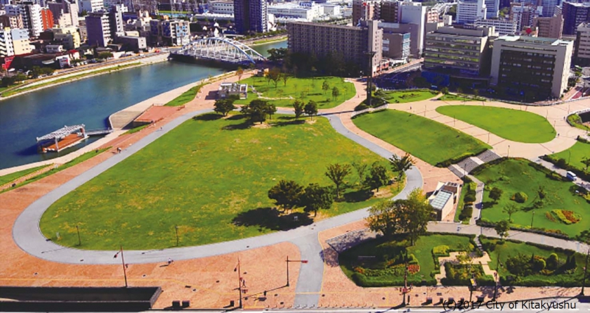 勝山公園 上空からの全景。紫川と小倉城に囲まれた都心の大公園