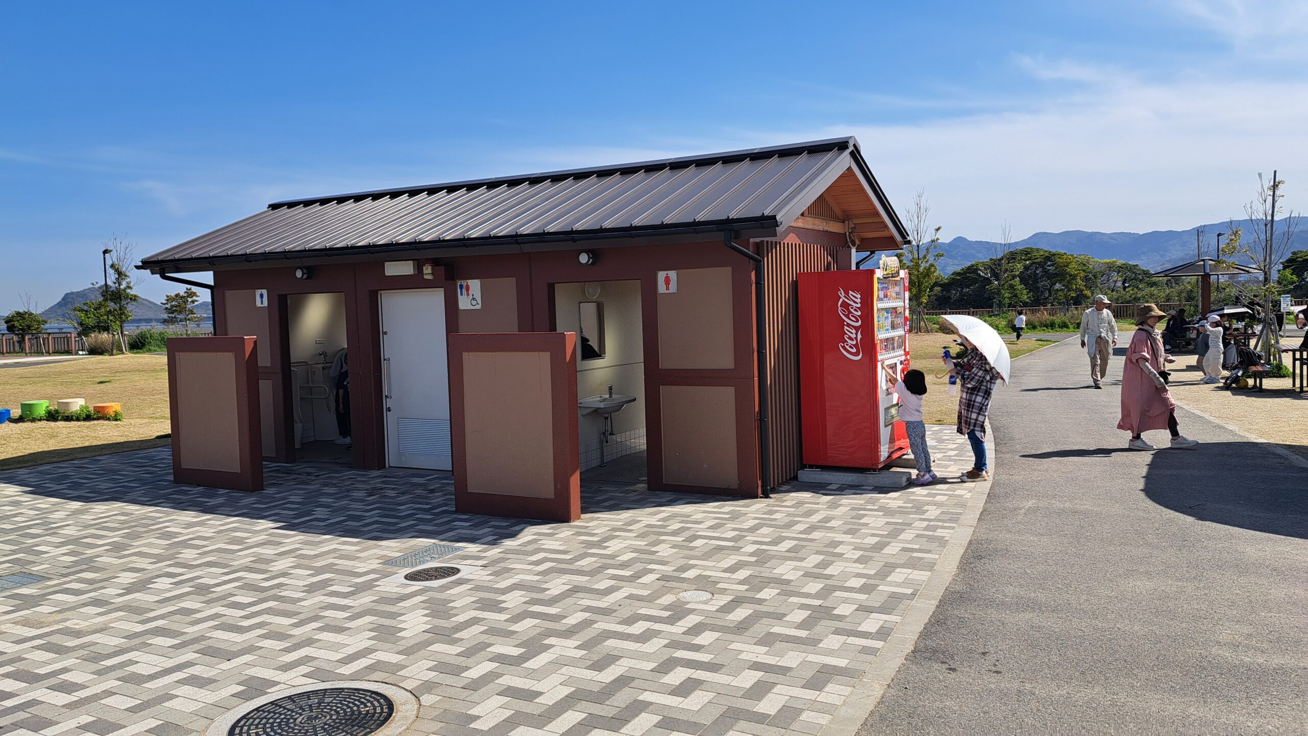 管理棟横。飲み物・アイスの自動販売機あり