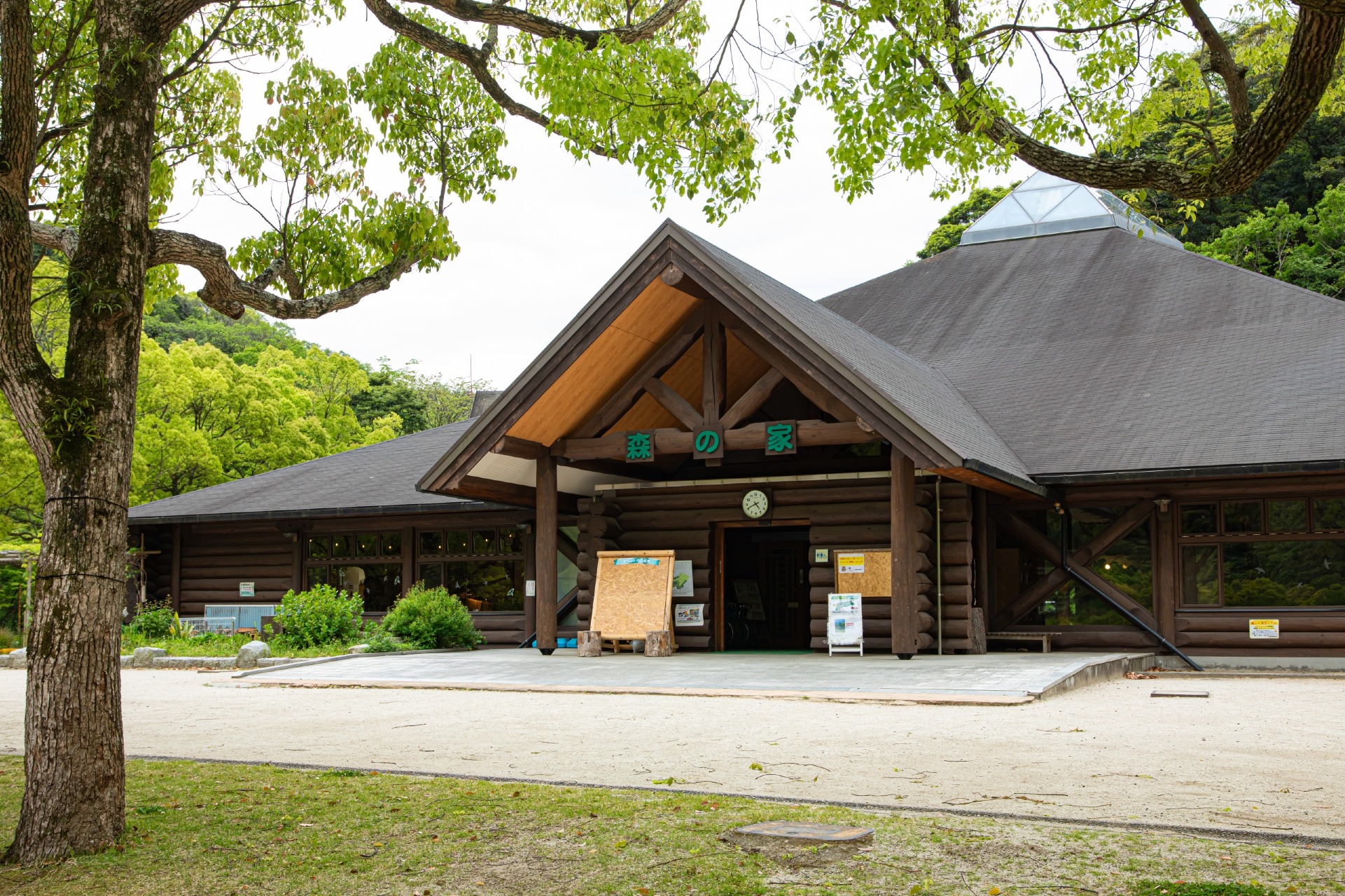 山田緑地 森の家。展示・休憩・売店が揃う拠点施設
